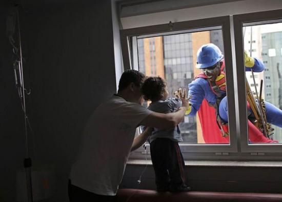 マンションのマド掃除にきたスーパーマンにタッチする少年